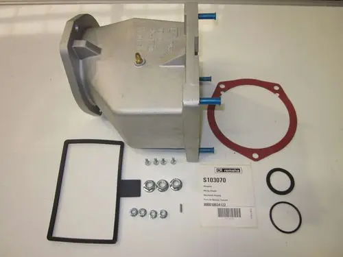 Mischstück von Remeha, aus Aluminium, mit angeschlossenen blauen Rohren und Zubehörteilen wie Dichtungen und Schrauben auf einem weißen Untergrund.